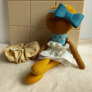 Poupée métisse artisanale – poupée en tissu faite main