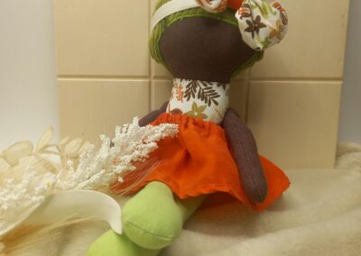 Poupée bio enfant Clémentine, headband vert et robe orange – Noundoll
