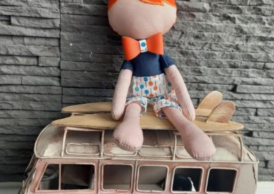 Poupée garçon en tissu cheveux roux et nœud papillon orange
