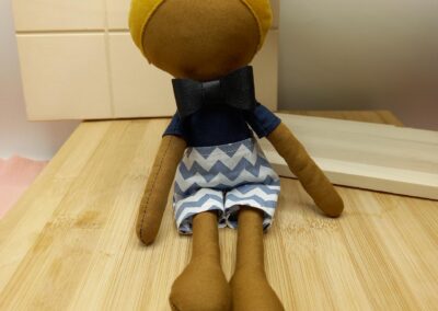 Poupée ethnique en tissu, cheveux moutarde et short chevrons bleus