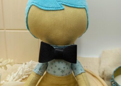 Poupée garçon en tissu, cheveux turquoise et haut étoilé bleu pâle