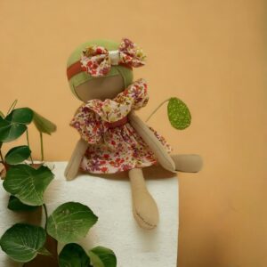 Poupée liberty Scarlett, robe fleurie rose et headband vert – Noundoll