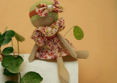 Poupée liberty Scarlett, robe fleurie rose et headband vert – Noundoll