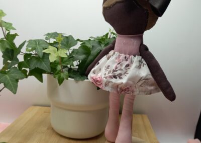Poupée debout Sélène, robe roses pastel et headband marron – Noundoll