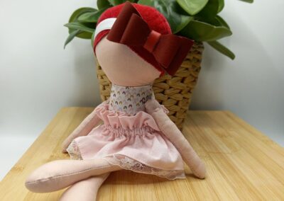Poupée câline Sorel, robe rose et headband rouge velours – Noundoll