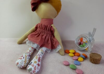 Poupée gourmande Stella, robe terracotta et jambes fleuries – Noundoll