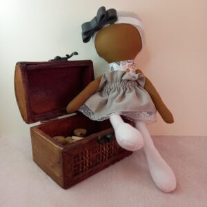 Poupée Noundoll à personnaliser au visage effaçable, fabriquée main à Lyon en tissus biologiques, avec vêtements interchangeables