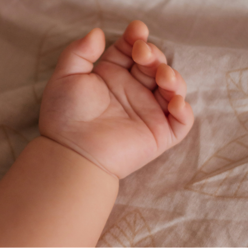 Enfant tenant une poupée Noundoll pendant sa routine du soir apaisante