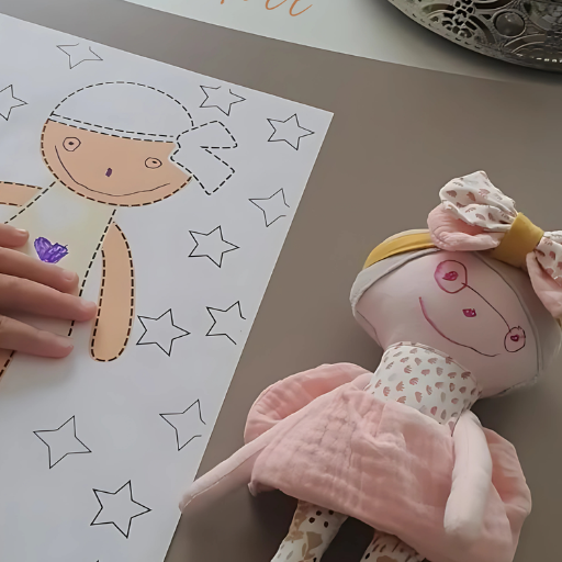Enfant jouant avec une poupée Noundoll et une fiche d’activités pour reconnaître et exprimer les émotions.